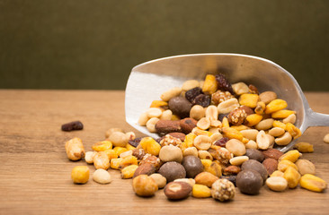 Mix of nuts, with corn, almonds, raisins and chocolate balls.