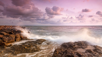 Amanecer con tonos morados en La Manga del Mar Menor, en Murcia, España