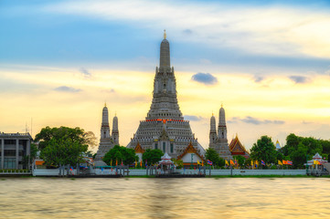 Naklejka premium Wat Arun Temple at Beautiful Sunset, Landmark of Bangkok, Thailand (Wat Arun Ratchawararam Ratchawaramahawihan, Temple of Dawn)