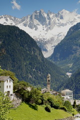 Fototapeta na wymiar Soglio, Blick ins Val Bondasca und auf Sciora- Gruppe