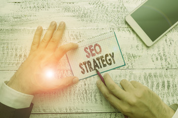 Obraz premium Word writing text Seo Strategy. Business photo showcasing procedures that aim to increase the visibility of a website