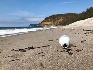 Obraz premium Playa contaminada, con restos tecnologicos y de uso cotidiano, un foco en la arena