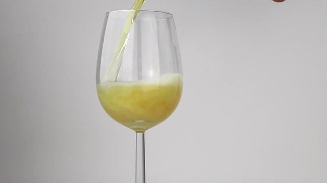 Versare una birra bionda in un bicchiere