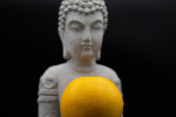 Orange in den Händen
