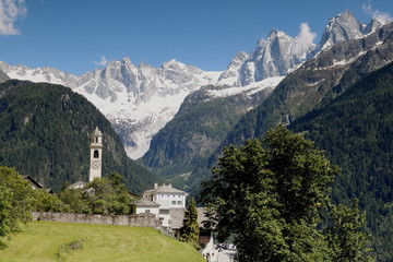 Fototapeta na wymiar Blick von Soglio auf Bergeller Berge