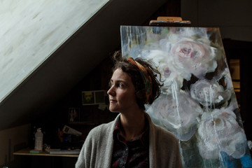 Peintre devant tableau