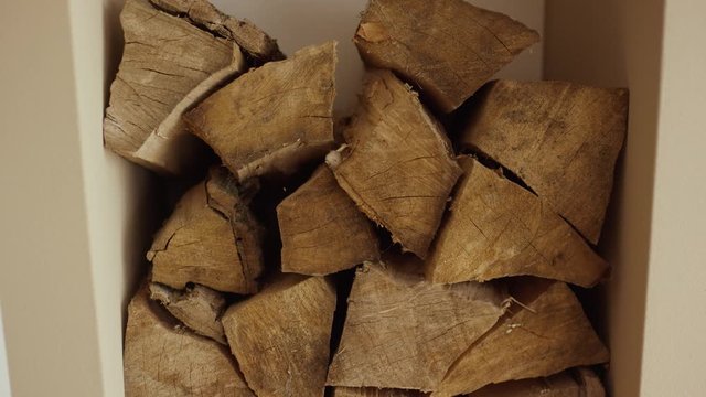 logs being stored dry to be put in the fireplace - Holzscheite die gelagert werden um im Kamin verbrannt zu werden.