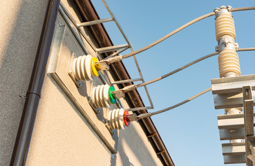 Insulators with non-insulated aluminum wire