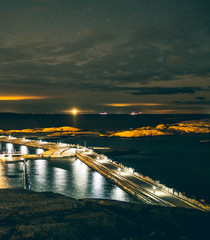 Punkt widokowy Verdens Ende, na wyspie Tjome, widok na cieśninę Skagerrak w nocy