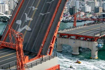 Fototapeta na wymiar large bridge lifting and jointing