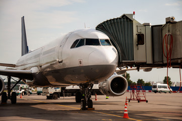 Obraz premium Teletrap connected to the aircraft. Telescopic ladder is connected to aircraft. airport engineering systems work. Boarding and disembarking passengers from an airplane. Sleeve is connected to aircraft