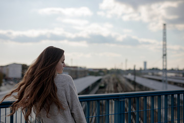Frau in der Stadt Berlin beim Spazieren