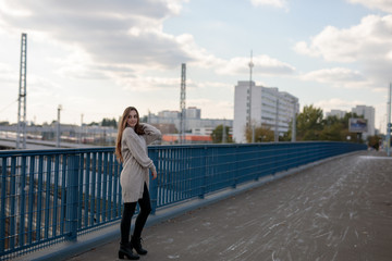 Frau in der Stadt Berlin beim Spazieren