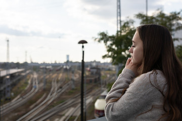 Frau in der Stadt Berlin beim Spazieren