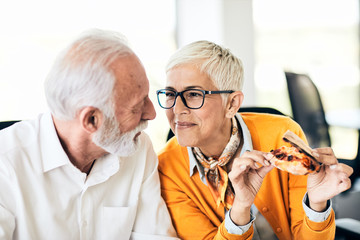 senior couple eat pizza together food restaurant office