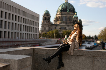 Frau in der Stadt Berlin beim Spazieren © TIGERRAW