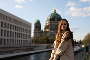 Frau in der Stadt Berlin beim Spazieren