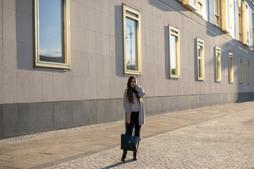 Frau in der Stadt Berlin beim Spazieren
