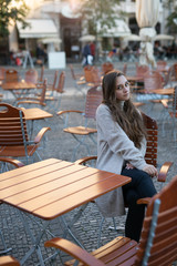 Fototapeta na wymiar Frau in der Stadt Berlin beim Spazieren
