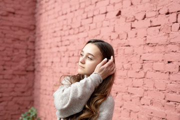 Frau in der Stadt Berlin beim Spazieren