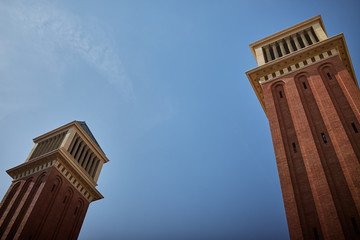 Torres en el cielo azul