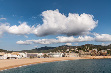 Fototapeta na wymiar Nubes en el cielo azul en frente de la playa