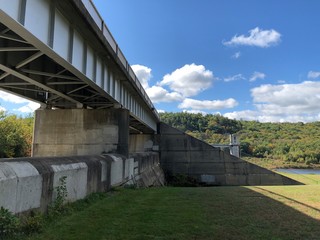 Fototapeta na wymiar Under the bridge to the dam