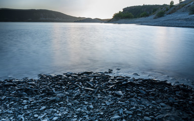 Lago azul con monta&ntilde;as