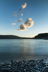 Nube reflejada en el lago azul