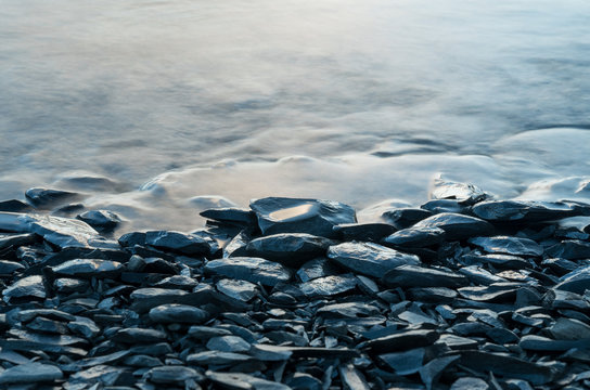 Rocas moj&aacute;ndose en el agua