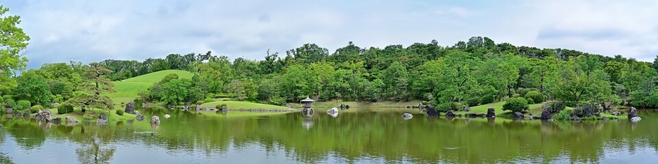 Fototapeta na wymiar 新緑に包まれた日本庭園のパノラマ情景