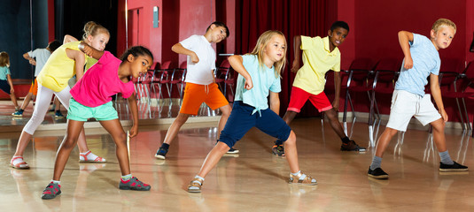 Enfants étudiant la danse de style moderne