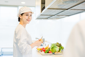 給食センター　厨房　女性調理師