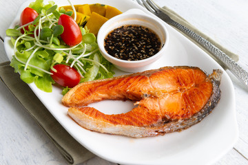 Grilled Salmon with Fresh Salad Leaf