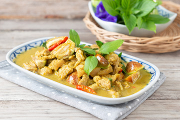 Green curry (Kaeng kheiyw hwan)