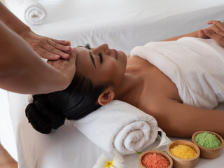 Fototapeta na wymiar Asian girls are a relaxing head massage in the Spa Salon. Thai massage for health