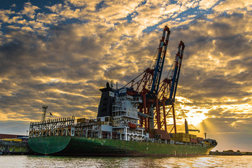 Hafen Hamburg mit grünerm Frachter