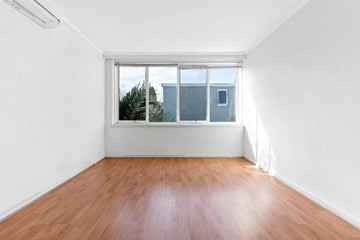 Obraz premium Empty and unfurnished brand new apartment