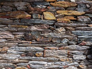 mur de pierre dans le village de La Gacilly en Bretagne en France