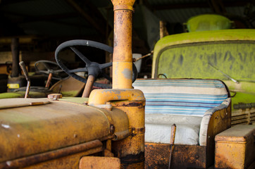 un vieux tracteur vintage abandonné