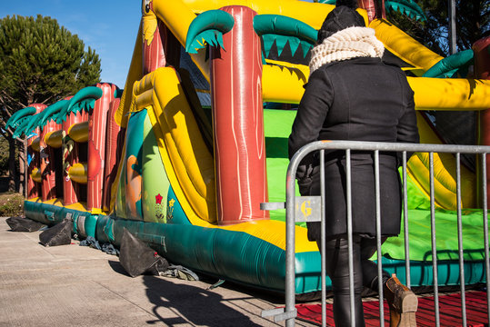 une structure gonflable pour jouer. Un espace de jeu gonflable pour les enfants. un ch&acirc;teau gonflable.