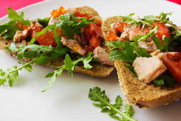bread with tuna tomato