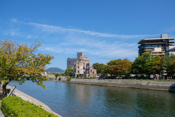 Fototapeta na wymiar 平和記念公園から見える元安川と原爆ドーム