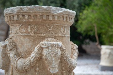 Skulpturen und S&auml;ulen in Bodrum 