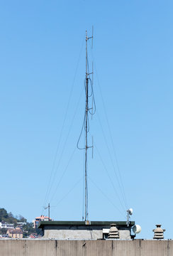 Large antenna on roof
