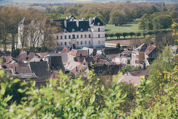 Ancy-le-Franc. Le village Ancy-le-Franc. Un château de la Renaissance dans un village français.