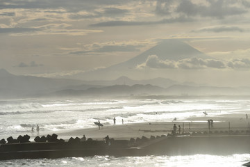 強烈な潮風で霞む湘南海岸と富士山