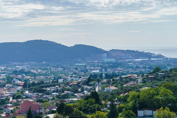 Obraz premium tiled roofs and greenery against the backdrop of the mountains