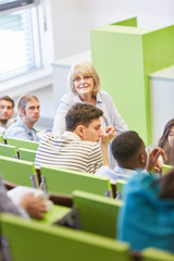 Fototapeta premium Dozentin und Studenten in einem Seminar