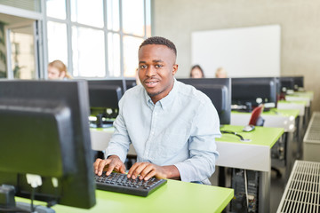 Informatik Student in einer Schulung am PC